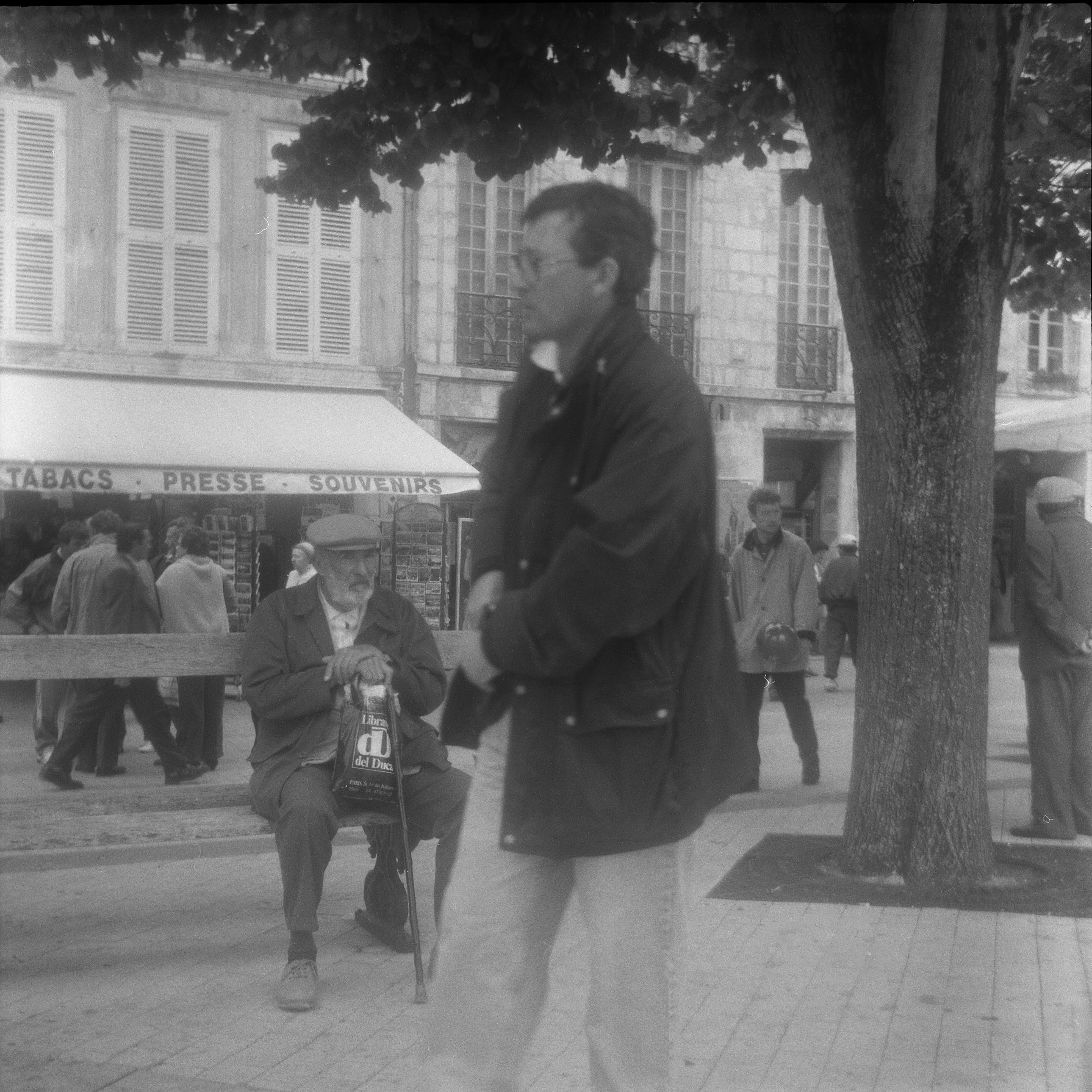 Et un passant passe brouillant ma prise de vue... Je voulais tranquillement avec mon Lubitel 166U faire un cadrage discret, prendre une photo de l'arbre et du bonhomme sur son banc. Tirage et développement par moi même (chimie Ilford), années 90
